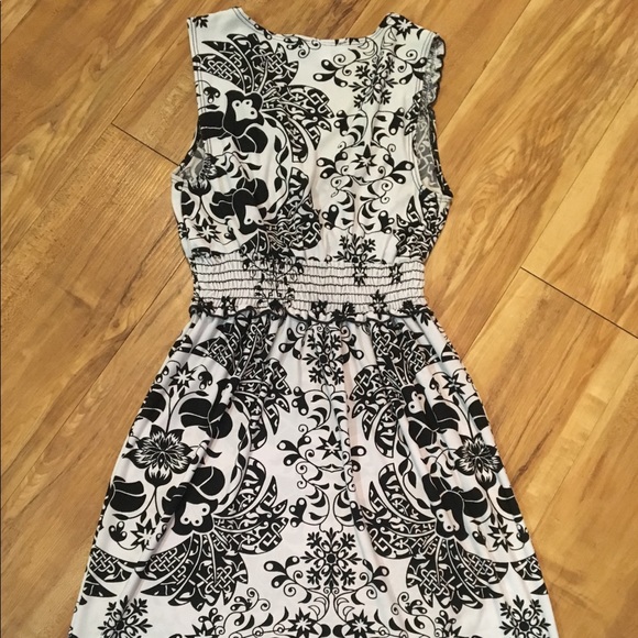 ✨3 for $15✨Black and white sleeveless dress - Picture 2 of 3